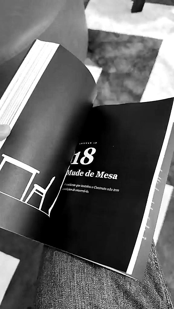Abertura de capítulo do livro, em página escura com ilustração